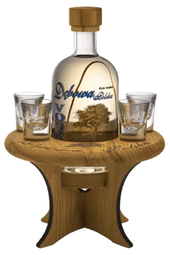 wodka-debowa-0-7-stolik-kieliszki.png.webp