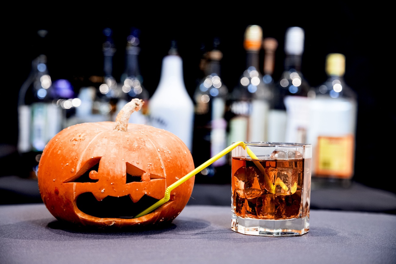 Alkohol na Halloween - pomysły na drinki, przepisy i oryginalne butelki z czaszkami