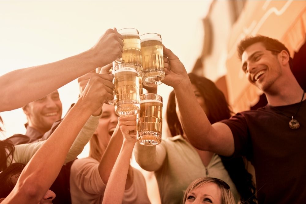 Kultura picia alkoholu - jak świadomie wybierać trunki i dlaczego umiar ma znaczenie?