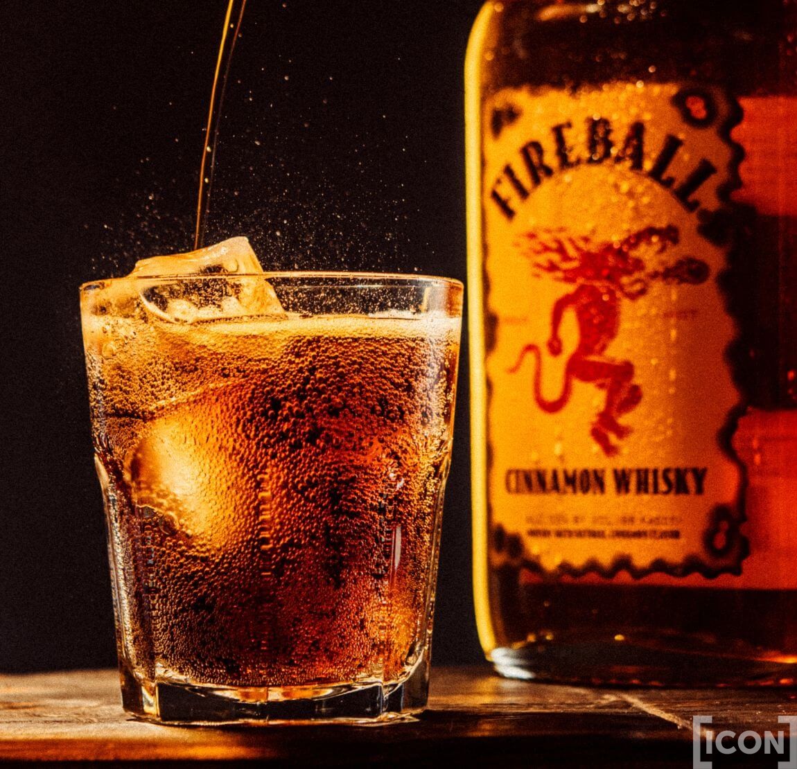 Fireball Whisky - historia, smak, jak pić i z czym podawać cynamonową whisky?